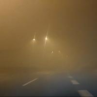 Video / Nemogući uslovi za vožnju: Magla i smog okovali Sarajevo, ne vidi se prst pred okom