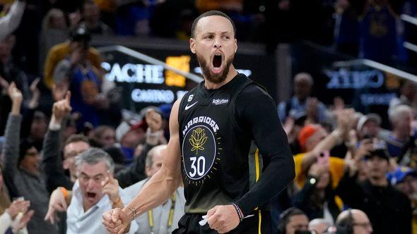 Golden State Warriors guard Stephen Curry (30) celebrates after making a 3-point basket during the second half of an NBA basketball game against the Milwaukee Bucks in San Francisco - Avaz