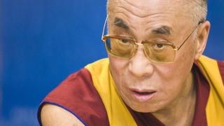 Dalaj Lama dodirivao Lejdi Gagu: Isplivao kontroverzni snimak 