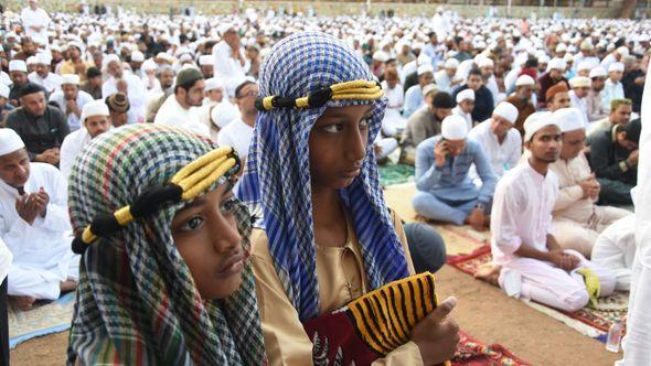 Muslimani u Indiji okupili su se na stadionu YMCA Ground na bajram-namazu prvog dana Ramazanskog bajrama - Avaz