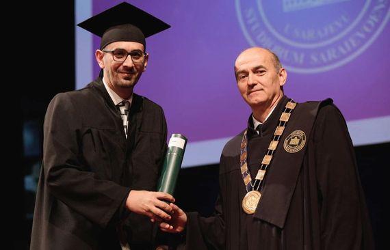 Ef. Babajić ponosno pokazao diplomu  - Avaz