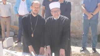 Muftija Dedović i vladika Dimtrije ugradili kameni u zid započete obnove Dugalića džamije