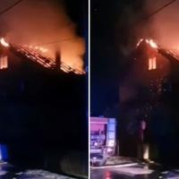 Grom zapalio kuću u Odžaku, vatrogasci na terenu