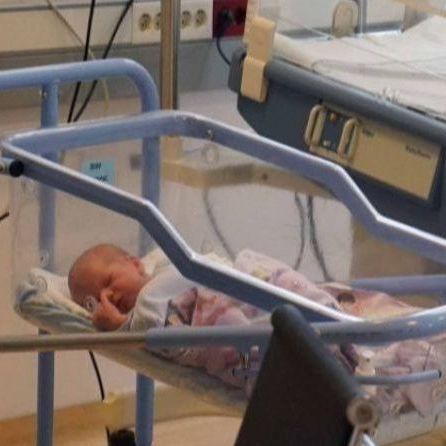 U Općoj bolnici "Prim. dr. Abdulah Nakaš" rođene tri, na UKC Tuzla osam beba