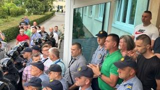 Video / Haos ispred zgrade Općine Banovići: Intervenisala policija