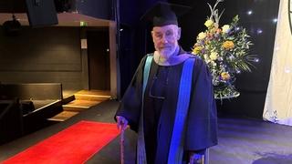 Sa 95 godina magistrirao na londonskom fakultetu: Iza svega se krije tužna priča