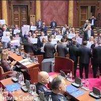 Opozicija blokira rad Skupštine Srbije i traži izbore do kraja godine