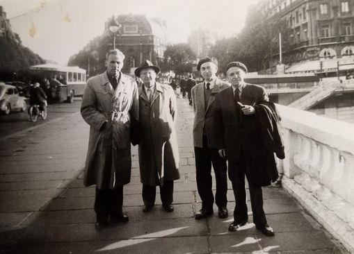 Humo (krajnje desno) s kolegama piscima u Parizu 1955. godine   - Avaz