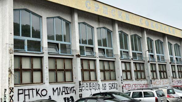 Grafiti na sportskoj dvorani u Zvorniku - Avaz