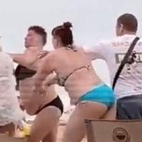 Brutalna tuča žena u bikiniju na plaži: Muškarac završio na zemlji