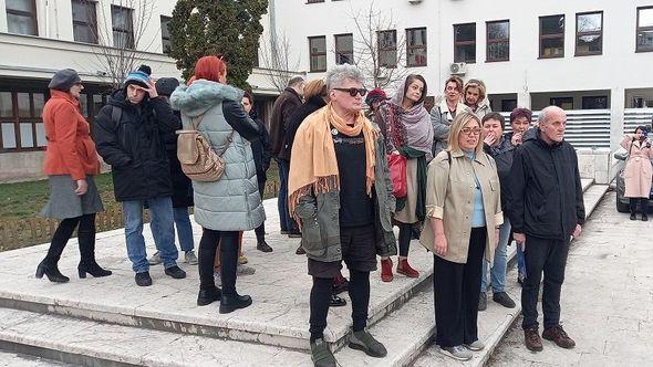 Okupljanje ispred centrale SDP-a - Avaz