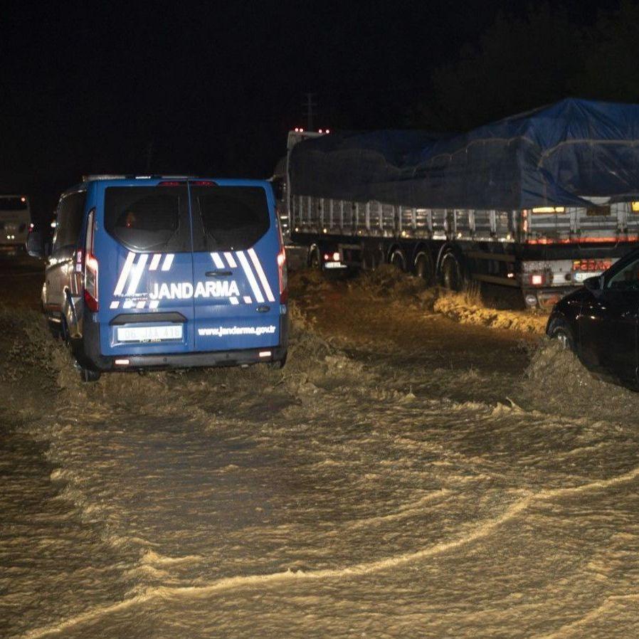 Nevrijeme u Ankari: Poplavljeni objekti, problemi u saobraćaju