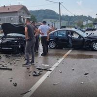 Saobraćajna nesreća u Velikoj Kladuši, dijelovi automobila rasuti po cesti