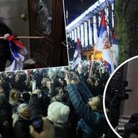 Policija rastjerala demonstrante u Beogradu: Razbijena stakla, uhapšeno 30 osoba, povrijeđen policajac