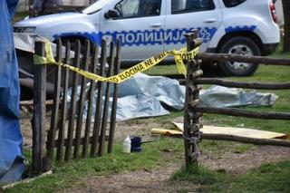 Policijski uviđaj nakon napada na povratnike Memiševiće u toku