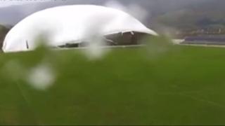 Video / Snažan vjetar uništio balon na fudbalskom terenu na Ilidži 
