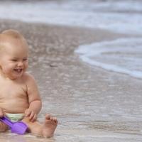 Treba li beba nositi kupaće gaćice na plaži