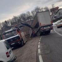 Kamion sletio u cazinskom naselju Skokovi