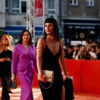 Bh. glumica očarala modnom kombinacijom: Kakav dekolte Alise Čajić
