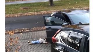 Dijete je izašlo iz automobila i leglo na beton: Pogledajte šta je otac uradio