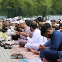 Muslimani iz istočnih zemalja danas proslavljaju prvi dan Bajrama