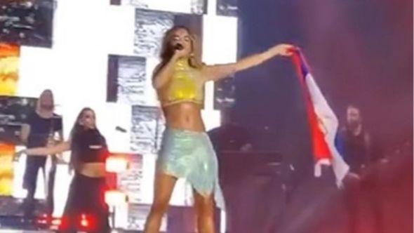 Rita Ora sa srbijanskom zastavom - Avaz