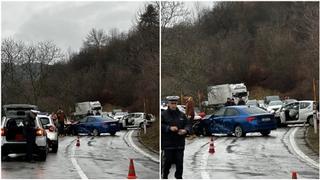 Teška saobraćajna nesreća kod Travnika: Učestvovalo pet vozila, ima povrijeđenih