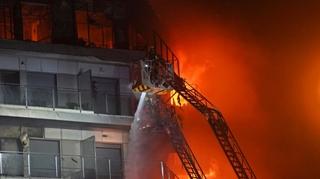 Foto + video / Traga se za 20 osoba iz nebodera u Valensiji kojeg je progutao plamen