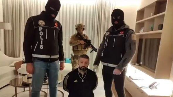 Policija sa uhapšenim Nenadom Petrakom - Avaz