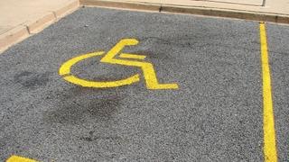 Zloupotreba parking mjesta za osobe sa invaliditetom: Na snazi povećane kazne već mjesec