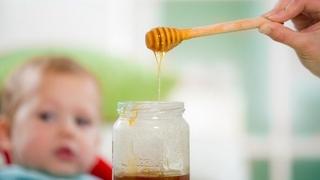 Umočili cuclu u med i dali bebi: Dijete jedva preživjelo