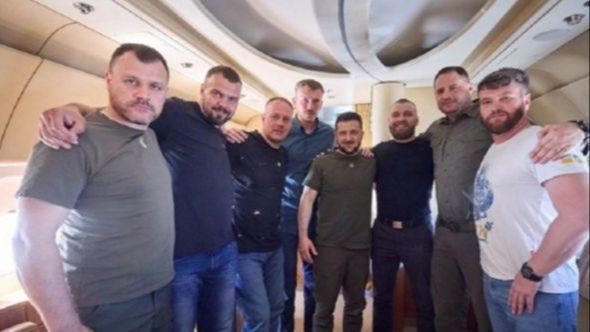 Zelenski sa oslobođenim vojnicima Azova. - Avaz