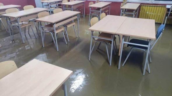 Poplavljene su i prostorije OŠ "Teočak" - Avaz