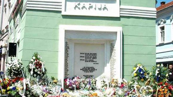 Spomen-obilježje na mjestu masakra - Tuzlanskoj kapiji   - Avaz