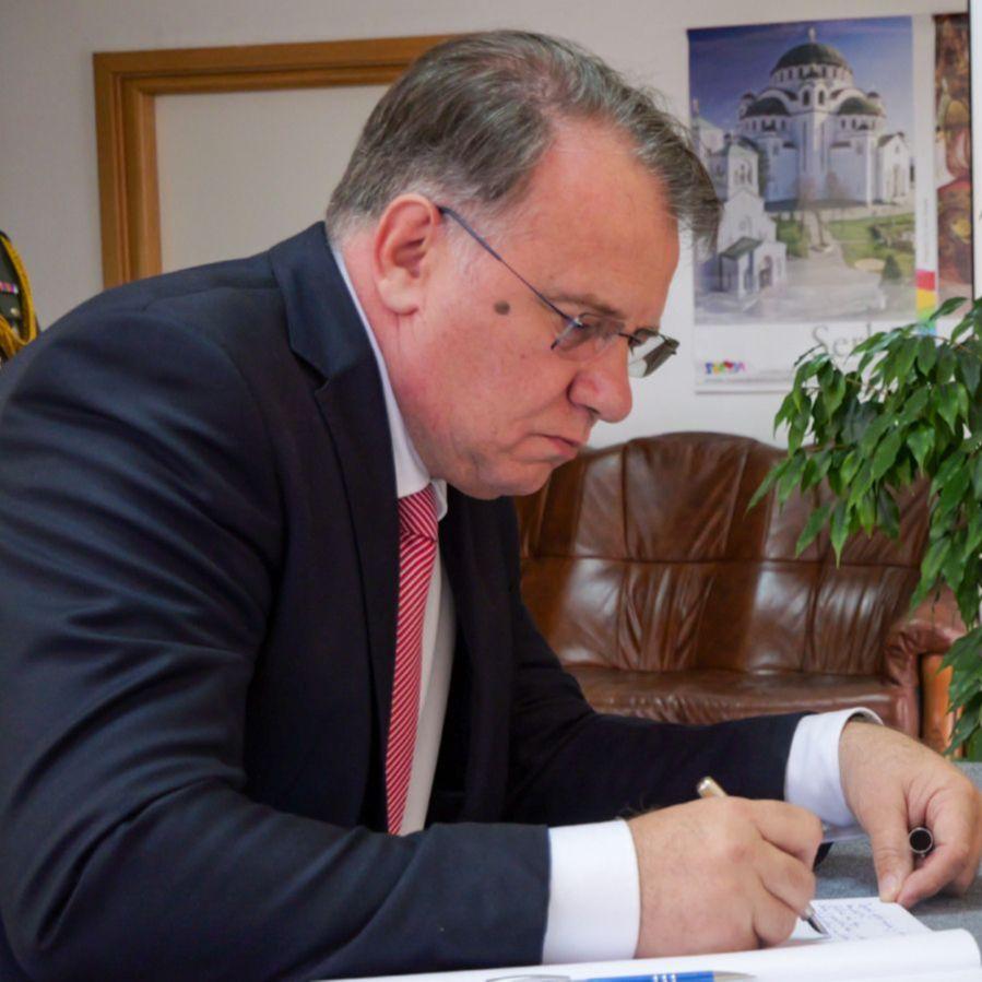 Nikšić se upisao u Knjigu žalosti u Ambasadi Srbije u Sarajevu
