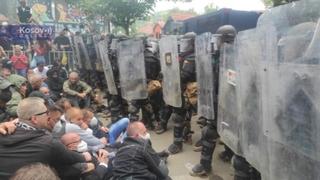 Kosovo online: Pripadnici KFOR-a bacaju šok bombe u Zvečanu, a policija koristi vatreno oružje