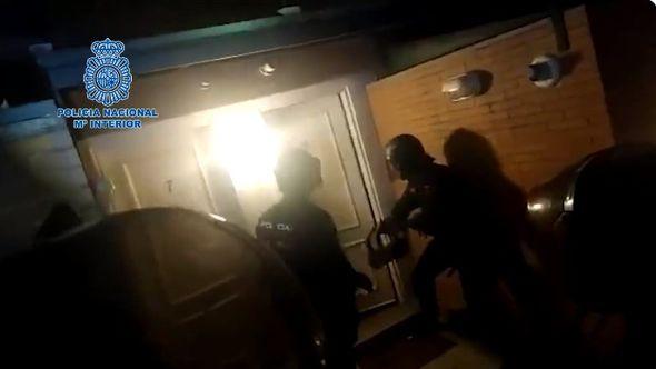Policija razvaljuje vrata - Avaz