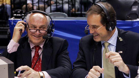 CBS announcers Billy Packer, left, and Jim Nantz laugh during a break in the championship game in the Big Ten basketball tournament in Indianapolis - Avaz
