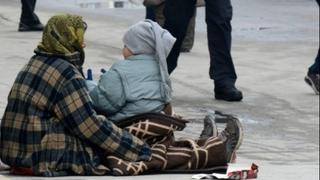Majka iz Zenice i njen partner tjerali petero djece na prosjačenje po zimi bez obuće i odjeće: Osuđeni su na robiju!