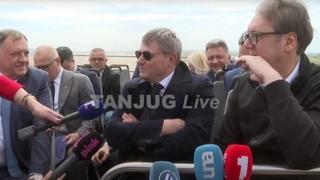 Vučiću i Dodiku se zaglavio autobus u blatu: Šta ćeš, teški smo, ja po kilaži, a on kao čovjek