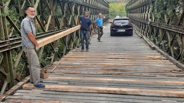 Privremeni most popravljaju mještani - Avaz