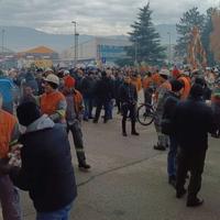 Radnici ArcelorMittala u štrajku već treći dan protestiraju pred upravnom zgradom