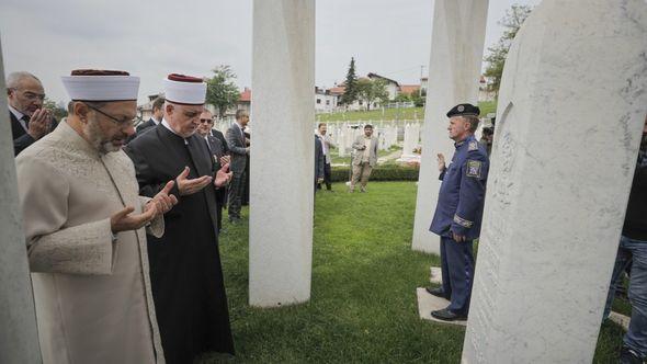 Erbas i Kavazović posjetili mezar prvog predsjednika RBiH Alije Izetbegovića - Avaz