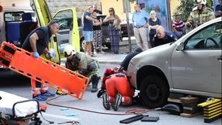 Drama u Splitu: Automobil udario pješaka, izvlačili ga vatrogasci
