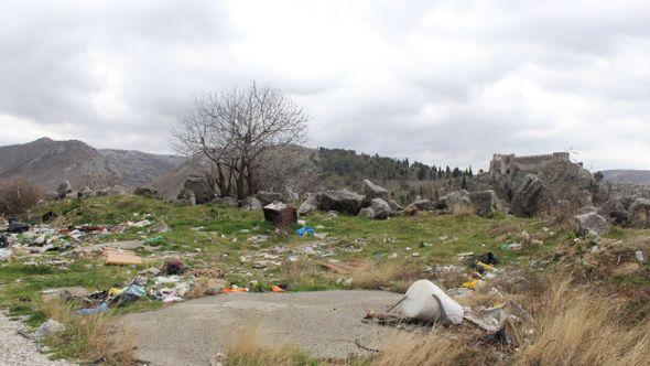 Pogled na Stari grad uz hrpu smeća  - Avaz