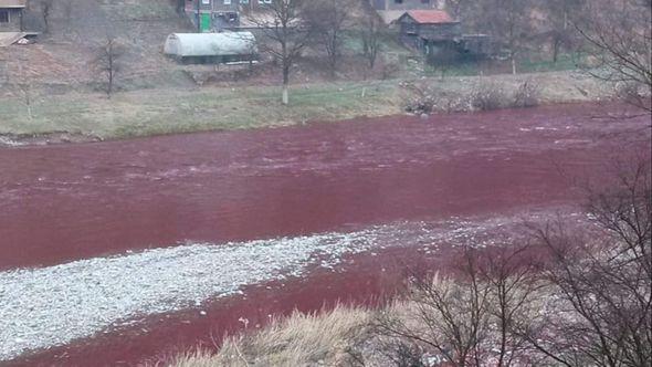 Rijeka Bosna poprimila crvenu boju - Avaz