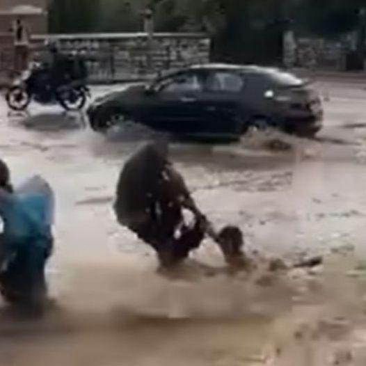 Video / Prolaznik u Atini spasio ženu koju je nosila snažna bujica