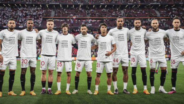 Igrači Sevilje s majicama podrške za Rika - Avaz