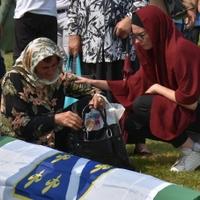 Porodice pored tabuta u Potočarima: Suze i jecaji odjekuju Srebrenicom 