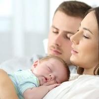 Zašto beba bolje spava u krevetu roditelja: Ljekari imaju objašnjenje, ali postoji i rizik
